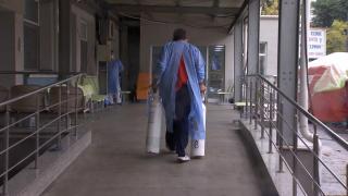 Lupta dramatică pentru viaţă depinde de o gură de oxigen: "Fără butelii, mureau sufocaţi, ce să se întâmple?"