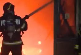 Incendiu de amploare la un depozit de haine din Târgu Mureș. Pompierii estimează că unele focare vor fi stinse abia azi