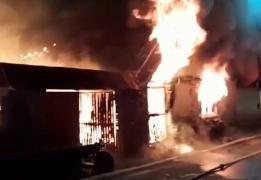 Un bărbat din Caraș-Severin și-a dat foc la casă din cauza unei țigări. Flăcările s-au întins până la stradă