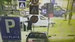 Sibiancă prinsă când fura coşurile de gunoi stradale. Femeia a muncit din greu să le desprindă din suporţi şi să le încarce în maşină