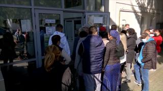 Îmbulzeală la ușa unei instituții publice din Gorj, după ce funcționarii anunțau anterior că vor amenaja un ghișeu în aer liber