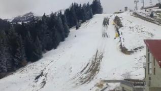 Încep pregătirile pentru sezonul de iarnă. Administratorii pârtiilor testează deja instalaţiile de zăpadă artificială