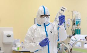 Cadre medicale, scutiri false de la îngrijirea bolnavilor Covid. O asistentă ar fi spus că nu suportă să stea mult timp în combinezon