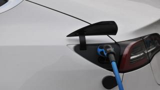 Viitorul verde, tot mai departe. Nu avem suficiente staţii electrice şi nici o reţea de energie bine pusă la punct