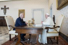 Papa Francisc l-a primit pe Joe Biden la Vatican. Întâlnirea celor doi a durat de două ori mai mult decât era planificat