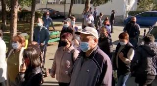 "O mascaradă" Aglomerație la Evidența Persoanelor din Târgu Jiu, după introducerea unui orar special pentru nevaccinați