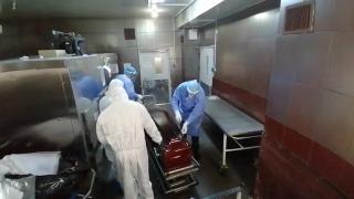 "Nu m-am pregătit niciodată să bat nişte cuie". Imaginile durerii şi ale neputinţei. Morgile spitalelor devin neîncăpătoare. Zilnic, sute de oameni pierd lupta cu virusul