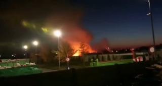Incendiu de proporții în Cimitirul Municipal din Oradea. Focul a pornit într-o zonă fără morminte