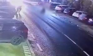 Lovit pe trecerea de pietoni de un şofer de 19 ani. Tânărul a părăsit locul accidentului, după ce victima a refuzat să meargă la spital