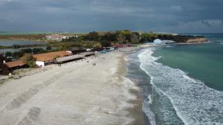 Soarele a fost suficient de convingător cât să atragă turiştii la malul mării. Cherhanalele s-au întrecut în specialităţi din peşte sau fructe de mare