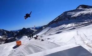Truc cu snowboard în Alpii austrieci. Săritura unui sportiv, premieră mondială