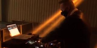 Atmosferă de club la un centru de vaccinare din Alba Iulia. Un DJ a pus muzică cât timp oamenii s-au vaccinat