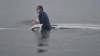 Un pescar din Argeş, care dormea în maşină, s-a trezit în lac. A atins schimbătorul, iar autoturismul a luat-o la vale