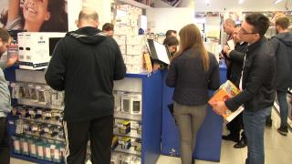 Salariile mici îi fac pe cumpărători să adopte un comportament de criză: Vânează reducerile şi sunt mult mai atenţi pentru ce scot banii din buzunare