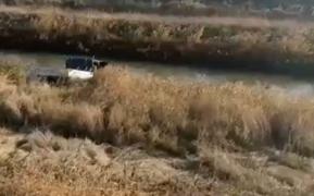 Un şofer pulbere de beat din Iaşi a ajuns cu autoutilitara în râu. Bărbatul a fost testat pozitiv şi de Covid