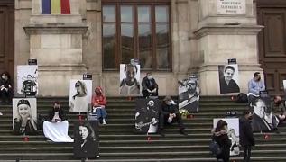 Șase ani de la tragedia din Colectiv. Rudele și prietenii victimelor s-au acoperit cu giulgiuri pe treptele Curţii de Apel Bucureşti în semn de protest față de tergiversarea dosarului