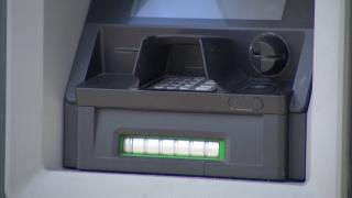 Trei milioane de români deţin un card de credit. Specialiştii avertizează în ce condiţii poate deveni o adevărată povară