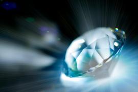 O bătrânică din Marea Britanie a vrut să facă curat prin casă şi a descoperit un diamant de peste două milioane de euro. Femeia nu ştie de unde îl are