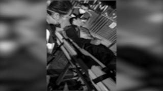 Tânăr din Braşov, înjunghiat chiar de tatăl său în mijlocul străzii. Lupta sângeroasă a fost filmată de un martor