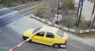 Momentul în care un șofer inconștient forțează trecerea de cale ferată între stațiile Băneasa - Pantelimon, în București