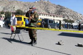 Cel puţin 19 morţi şi 50 de rănţi în urma a două explozii urmate de un atac armat la un spital militar din Kabul