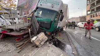 Un camion fără frâne a făcut prăpăd pe o șosea, în Cluj Napoca. A smuls stâlpii de pe drum și s-a înfipt într-o ţeavă de gaze
