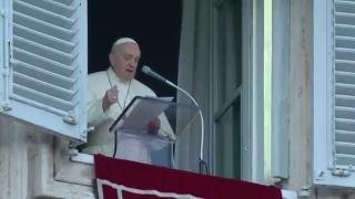 Papa Francisc le-a cerut oamenilor să nu mai caute bogăţie şi faimă: "Cine se crede bogat se închide înaintea Domnului"
