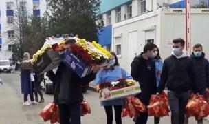 Aplauze, flori şi cadouri pentru medicii din Galaţi, din partea unor voluntari ONG: "Trebuie să-i asigurăm de rugăciunile noastre, încontinuu"