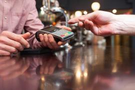 Românii folosesc cardul bancar cu prudenţă. Motivele pentru care apelează la plata cu cardul şi care e cheltuială medie lunară