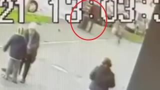 Momentul în care criminalul din Arad cară trupul fără viață al fetiței într-o valiză a fost filmat. Alături de el, era și frățiorul copilei