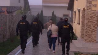 Percheziții într-un dosar privind certificate false de vaccinare în Timiș, Mehedinți și Gorj. Un medic ar fi "vaccinat la chiuvetă"