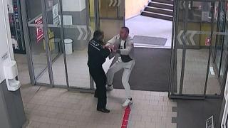 Poliţist din Vaslui, luat la pumni de un individ fără mască. Bărbatul s-a înroşit la faţă când a auzit de restricţiile COVID