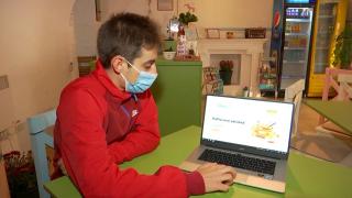 Doi studenți din Timișoara ajută restaurantele să reducă risipa alimentară. În doar trei luni s-a salvat o tonă de mâncare