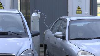 Timpul se opreşte în loc pentru bolnavii COVID care aşteaptă să se elibereze un pat la ATI. Medicii au adus tuburi de oxigen inclusiv în curtea spitalului