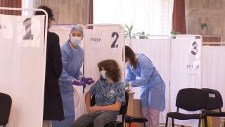 Vaccinarea copiilor de 5 - 11 ani ar putea începe în România, luna viitoare. Părinţii au păreri împărţite: unii cer un consult medical pentru cei mici