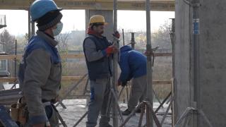 100.000 de muncitori asiatici ar putea ajunge la anul în România. Ce salarii vor primi: "Sunt mai supuși și chiar își ascultă șeful"