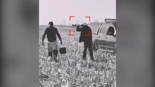 Bărbaţii amenintaţi cu arma după ce au fost prinşi la furat coceni de foc, în Vrancea, au scăpat. Proprietarul a vrut să dea cu maşina peste ei