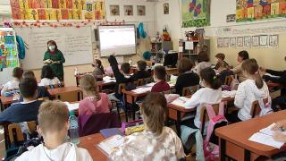 Şcoala începe fizic în funcţie de gradul de vaccinare al profesorilor. Abia în decembrie, România ar trebui să fie ''pe verde"