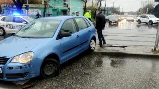 Accident cumplit în Timişoara. Un tânăr de 22 de ani a fost spulberat de o maşină. A încercat să traverseze strada pe roşu