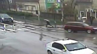 Tânăr spulberat când traversa strada în fugă, pe roșu, la Timișoara. Imagini dramatice cu momentul impactului