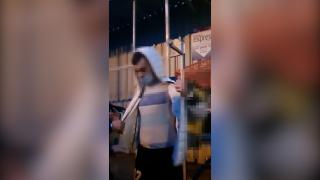 Un curier Glovo, condamnat la închisoare pentru trafic de droguri, prins de poliţişti în timp ce stătea la coadă pentru o comandă