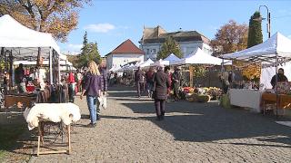 "Târgul Toamnei Târzii", o ocazie pentru producătorii din toată ţara de a ieşi în evidenţă cu preparate tradiţionale şi meşteşuguri lucrate cu iscusinţă