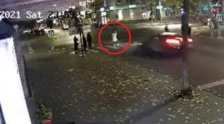 Momentul în care o tânără este spulberată de un șofer vitezoman, pe o trecere de pietoni din Chișinău. A fost aruncată zeci de metri după impact