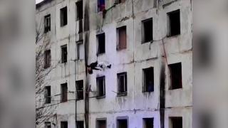 Un tânăr din Reşiţa le-a oferit vecinilor un spectacol inedit de la înălţime. Oamenii l-au comparat cu Spiderman