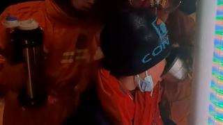 Un băiețel a rămas cu limba lipită de un stâlp înghețat, în China. Un trecător l-a văzut pe puști plângând pe marginea drumului