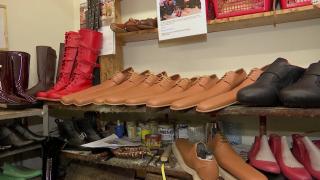 Un meșter cizmar clujean a dat lovitura cu pantofii săi de distanţare socială. Povestea lui Grigore Lup, în marile ziare ale lumii