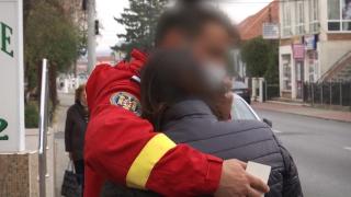 Mama gemenelor înjunghiate de tată în Roman s-a luptat cu mâinile goale să îşi apere fetele. Bunica: "E tăiată la mâini, cum a prins lama cuţitului"