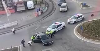 Șofer beat și fără permis, oprit cu focuri de armă în Argeș. În mașină mai erau doi bărbați, o femeie și un copil