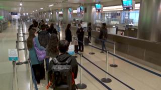 Statele Unite îşi redeschid graniţele după mai bine de doi ani de restricţii. Persoanele vaccinate pot călători de acum în ţara tuturor posibilităţilor