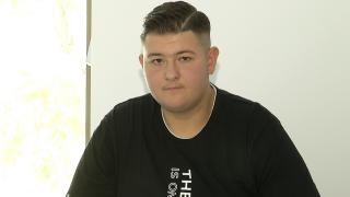 Copiii care își trăiesc copilăria pe cântar. Cătălin, un adolescent de 17 ani, a ajuns să cântărească 161 de kilograme: 80 kg sunt masă de grăsime